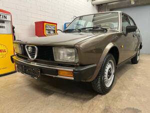 Image 2/18 de Alfa Romeo Alfetta 2.0 (1982)