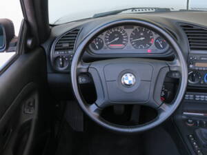 Image 8/40 of BMW 328i (1995)