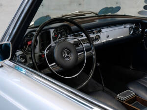 Image 13/24 de Mercedes-Benz 280 SL (1970)