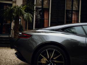 Image 39/50 of Aston Martin DB 11 V12 (2017)