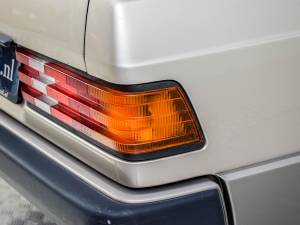 Image 23/50 de Mercedes-Benz 190 D 2.5 Turbo (1989)