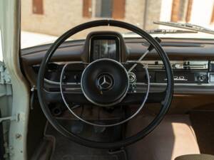 Image 48/50 of Mercedes-Benz 200 (1966)