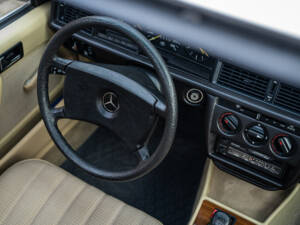 Image 26/42 de Mercedes-Benz 190 E (1984)