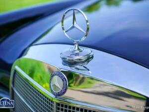 Image 10/52 de Mercedes-Benz 220 SE b (1963)