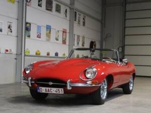 Image 2/11 of Jaguar E-Type (1968)