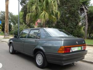 Image 3/10 de Alfa Romeo 75 1.8 (1988)