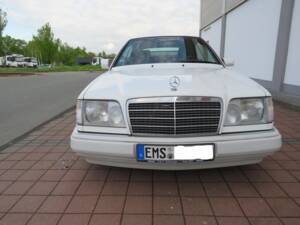 Image 1/5 of Mercedes-Benz E 220 (1994)