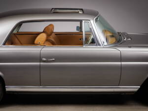 Image 7/46 of Mercedes-Benz 280 SE 3,5 (1971)