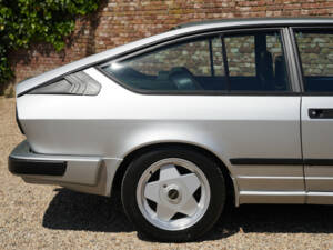 Image 28/50 of Alfa Romeo GTV 6 2.5 (1983)