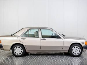 Image 34/50 de Mercedes-Benz 190 D 2.5 Turbo (1989)