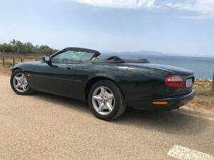 Image 2/22 of Jaguar XK8 4.0 (1996)