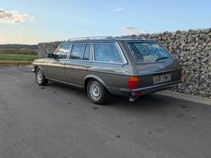 Image 5/17 de Mercedes-Benz 280 TE (1984)