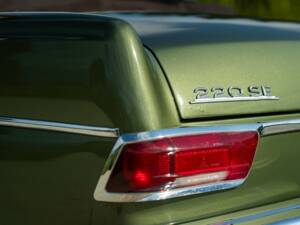 Image 16/50 of Mercedes-Benz 220 SE b (1964)