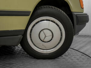 Image 44/50 de Mercedes-Benz 200 D (1986)