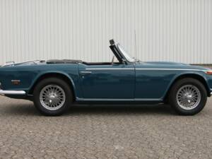 Image 7/74 of Triumph TR 250 (1968)