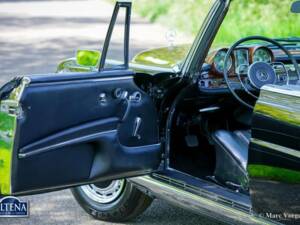 Image 17/52 de Mercedes-Benz 220 SE b (1963)