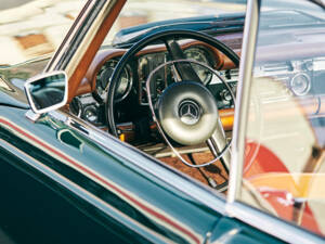 Image 30/53 of Mercedes-Benz 280 SL (1968)