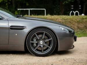 Image 40/50 of Aston Martin V8 Vantage (2006)