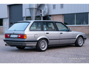 Image 17/50 de BMW 320i Touring (1989)