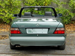 Image 10/26 of Mercedes-Benz E 320 (1994)