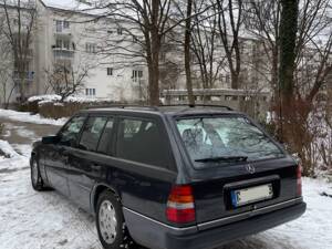 Image 4/21 of Mercedes-Benz 220 TE (1993)