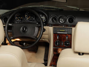 Immagine 15/71 di Mercedes-Benz 420 SL (1988)