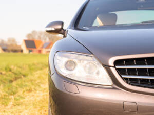Image 18/67 of Mercedes-Benz CL 500 (2006)
