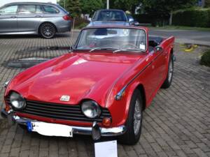 Image 4/9 of Triumph TR 250 (1968)