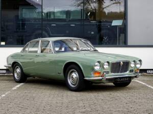 Image 8/30 of Jaguar XJ 6 4.2 (1970)