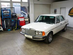 Image 8/40 of Mercedes-Benz 300 D (1984)