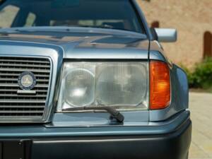 Image 18/50 of Mercedes-Benz 500 E (1992)