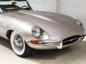 Image 27/37 de Jaguar E-Type (1968)