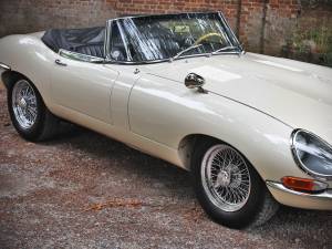 Immagine 15/50 di Jaguar E-Type 4.2 (1965)
