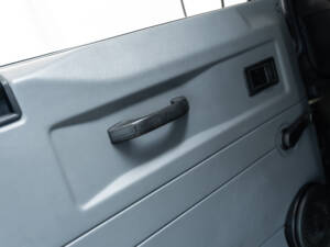 Image 7/43 of Land Rover Defender 90 &quot;50th Anniversary&quot; (1998)