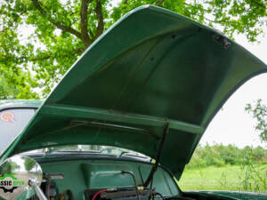 Image 21/43 of Morris Minor 1000 Traveller (1965)