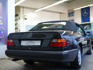 Image 17/42 de Mercedes-Benz 300 CE-24 (1993)