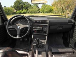 Image 52/70 of BMW 320i (1990)