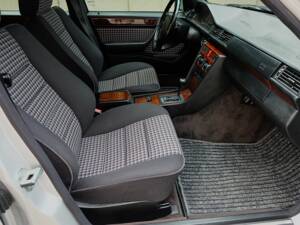 Image 21/75 of Mercedes-Benz E 280 T (1994)