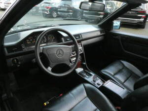 Bild 9/24 von Mercedes-Benz E 320 (1994)
