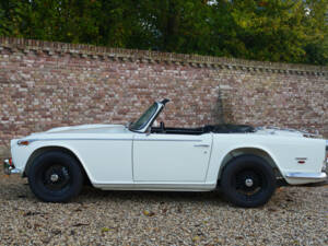 Image 15/50 of Triumph TR 250 (1968)