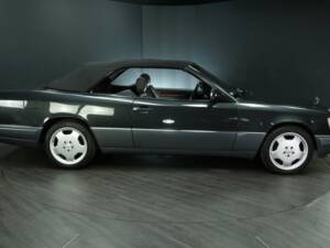 Immagine 7/30 di Mercedes-Benz E 320 (1997)