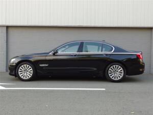 Image 6/95 of BMW 750i (2009)