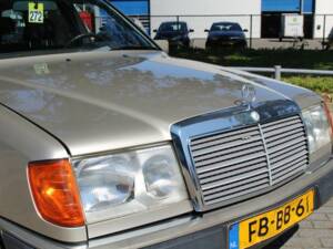 Image 4/7 of Mercedes-Benz 230 E (1992)