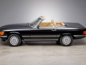 Afbeelding 6/36 van Mercedes-Benz 560 SL (1987)