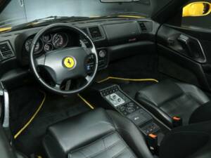 Immagine 12/30 di Ferrari F 355 Spider (1998)