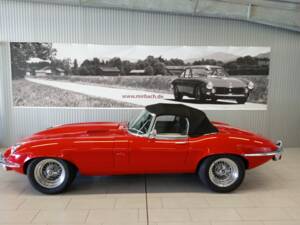 Image 2/18 de Jaguar E-Type (1969)