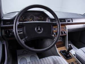 Immagine 24/40 di Mercedes-Benz 300 TE (1991)