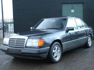 Immagine 4/7 di Mercedes-Benz 260 E (1992)