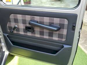 Image 32/55 of Mercedes-Benz 200 GE (SWB) (1990)