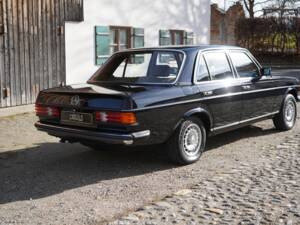 Bild 23/24 von Mercedes-Benz 200 D (1981)